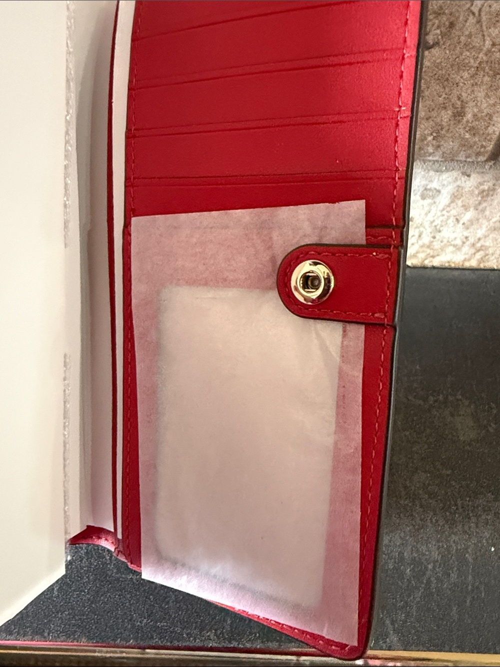 kate spade red Saffiano zip-around wallet with gold logo - Picture 5 of 6
